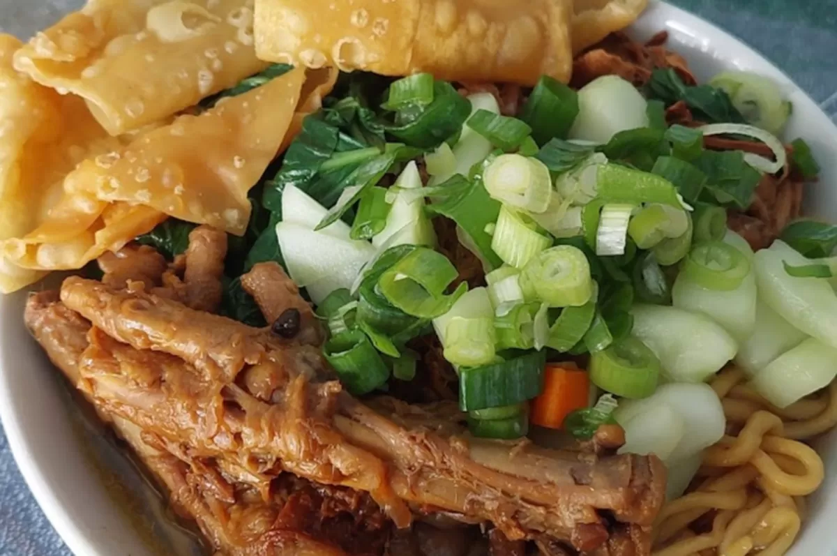 Mie Ayam Katineung: Rasa Legendaris yang Menggoda di Jl. Katamso